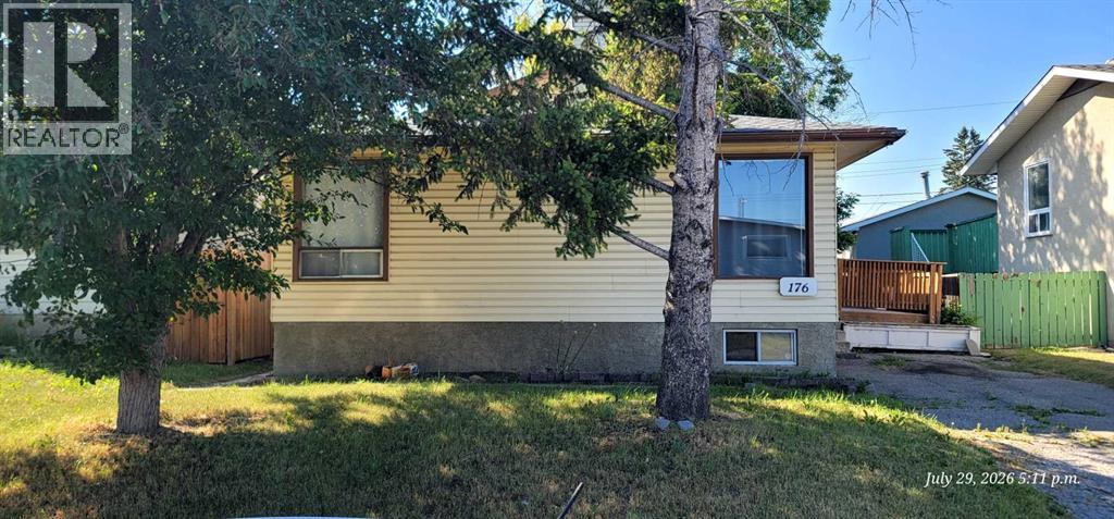176 Penbrooke Close SE