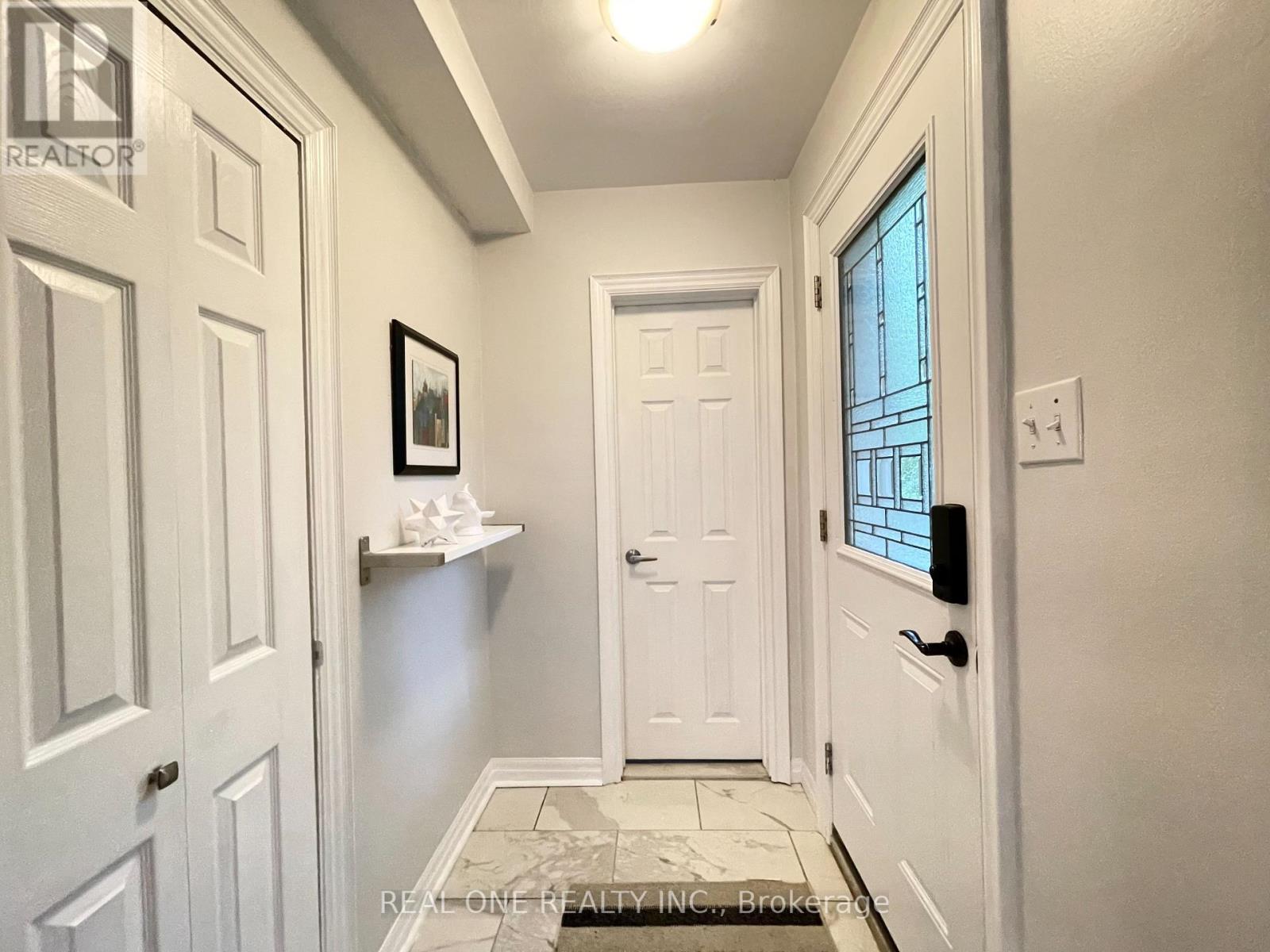 290 WESTCOURT PLACE — photo 2
