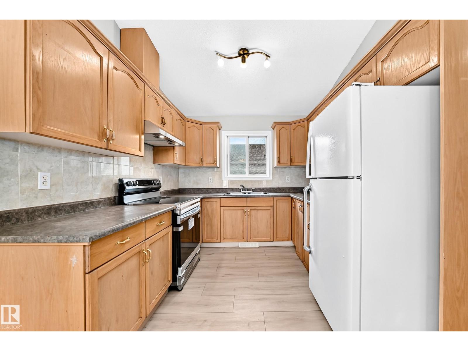 9518 106 AV NW - 15