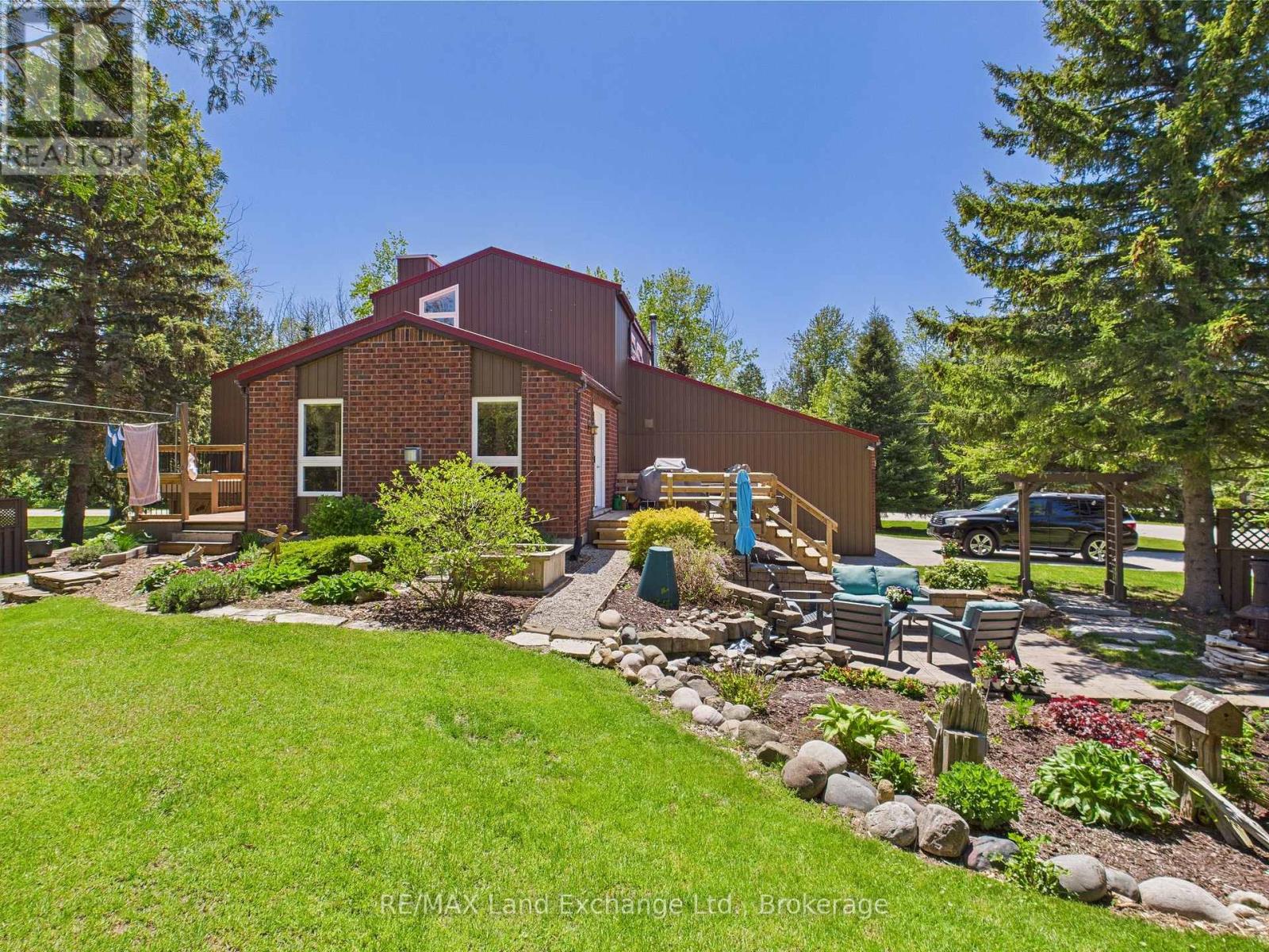 40 EASTWOOD CRESCENT - 1