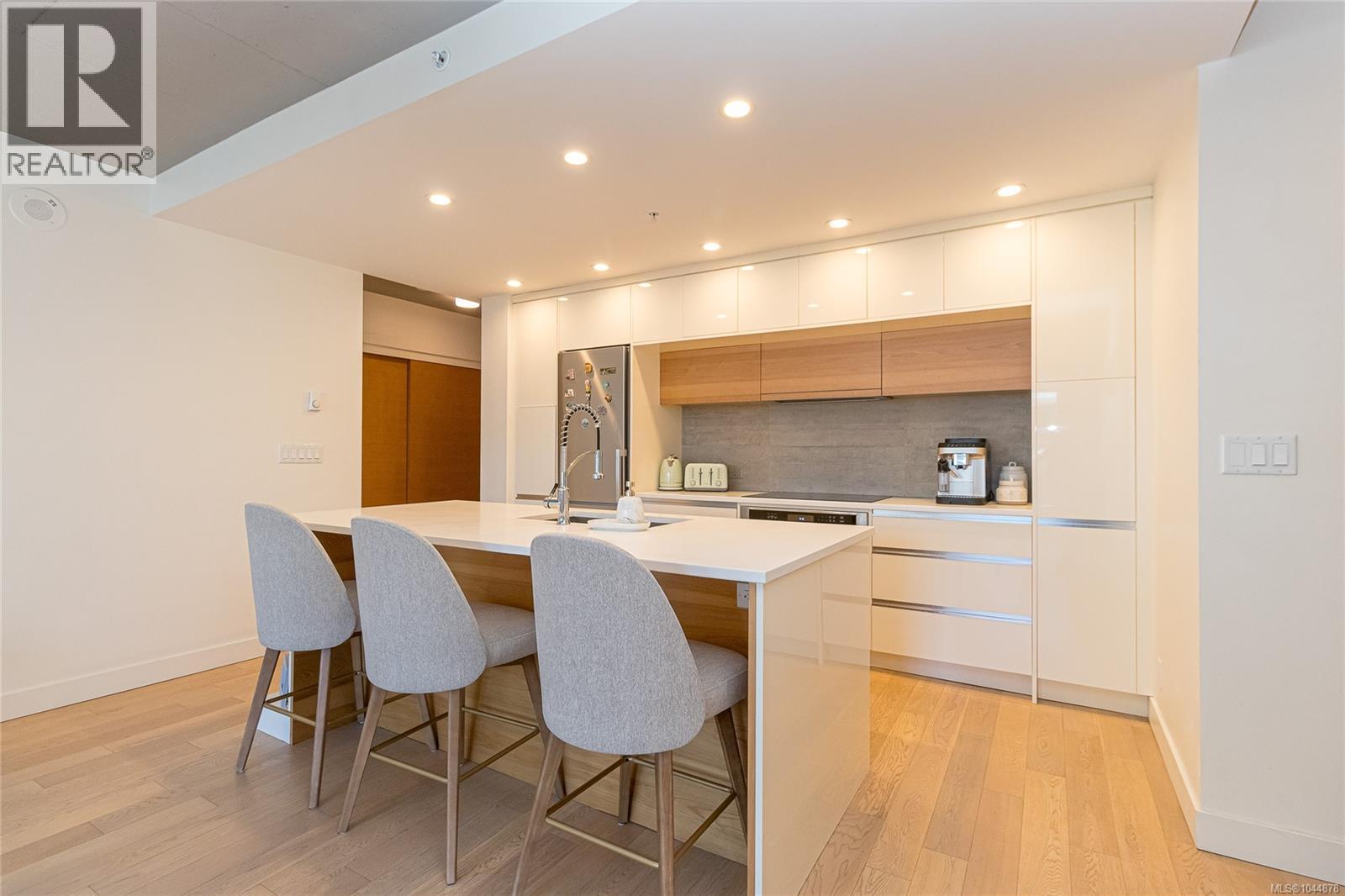 #205 989 Johnson St - Image 9