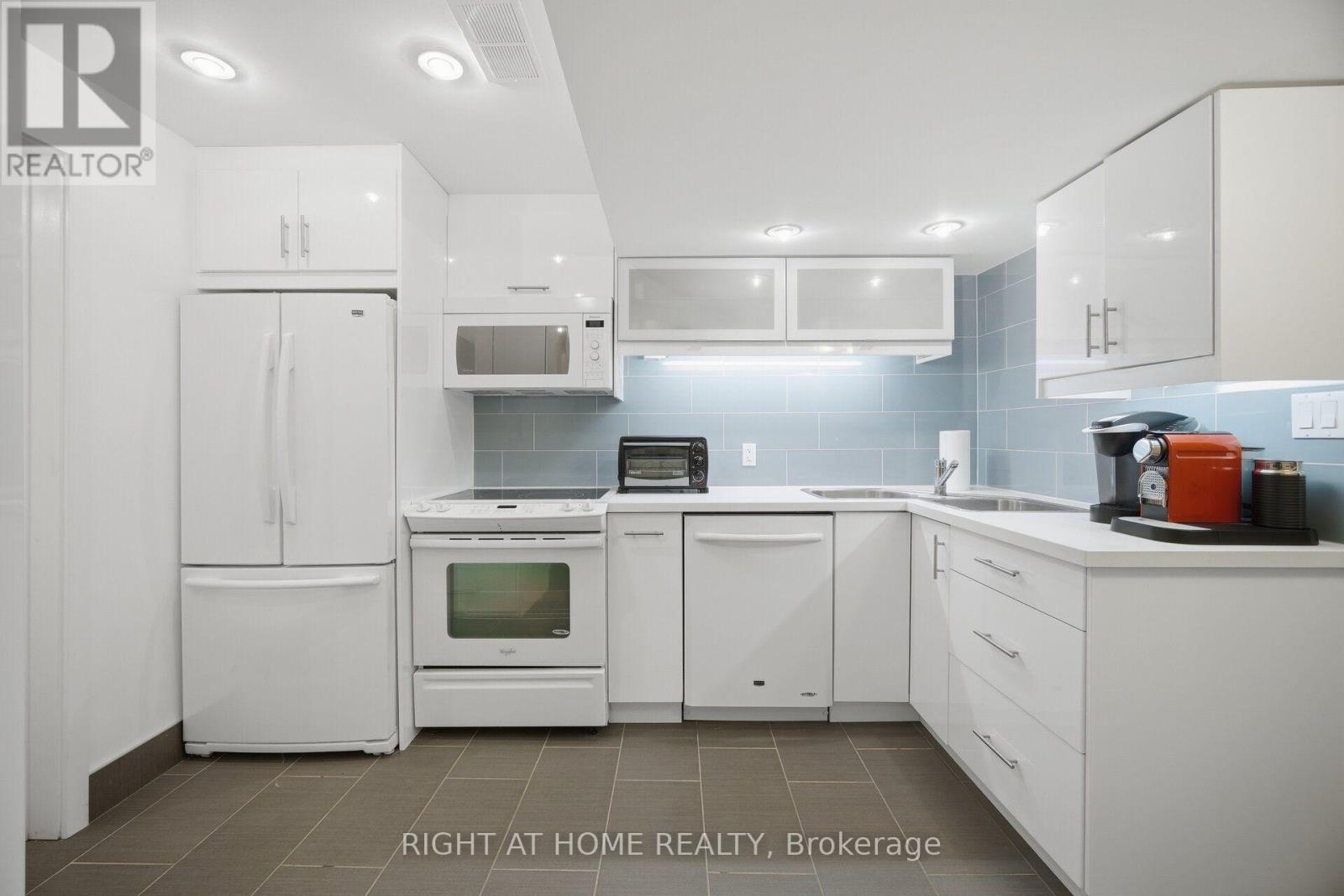 9 SAGUENAY AVENUE - 42