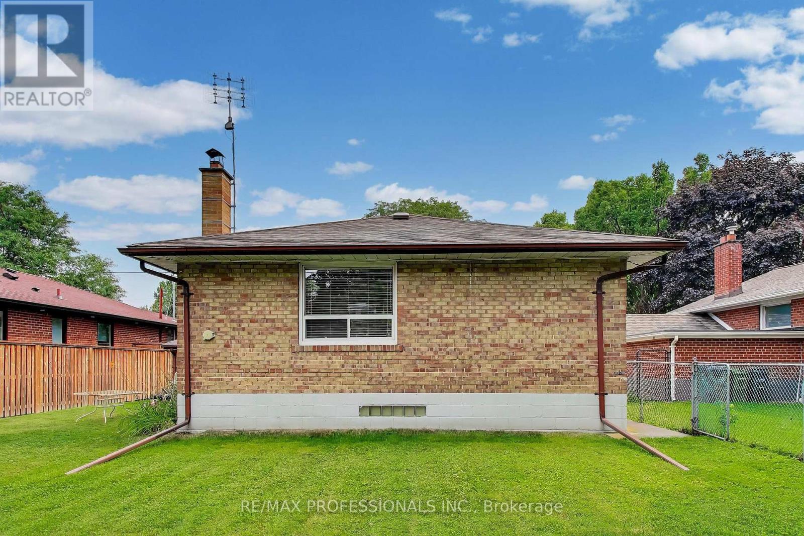 24 BEAVERBROOK AVENUE - 30