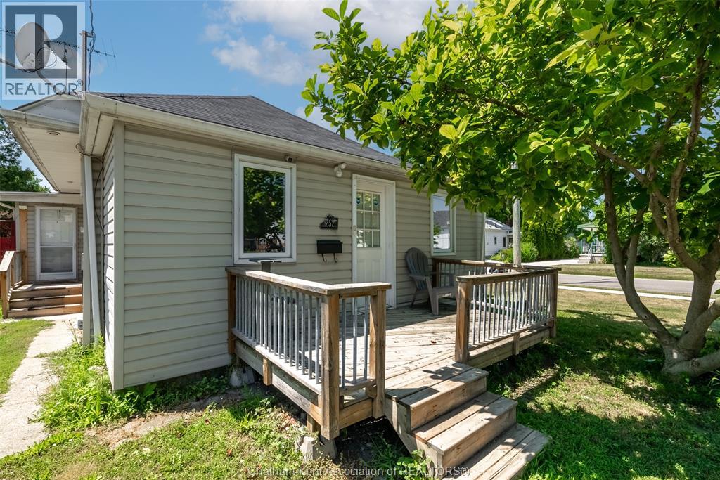 252 Wellington STREET East - 3