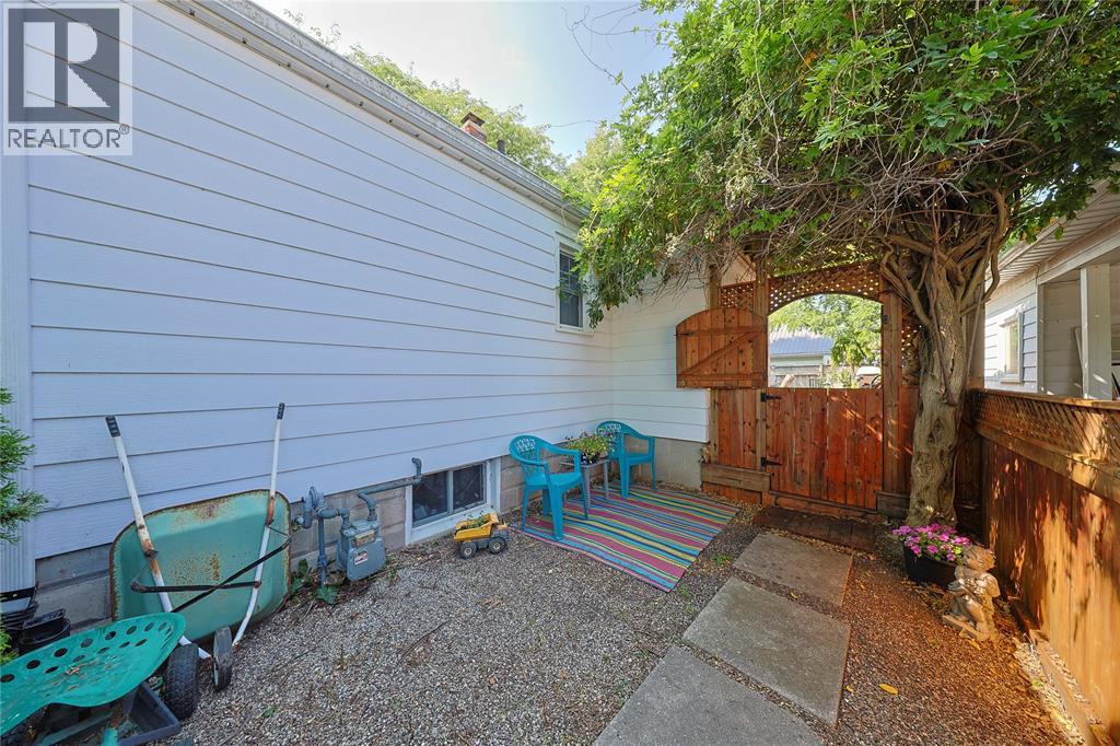 304 LORNE AVENUE - 26
