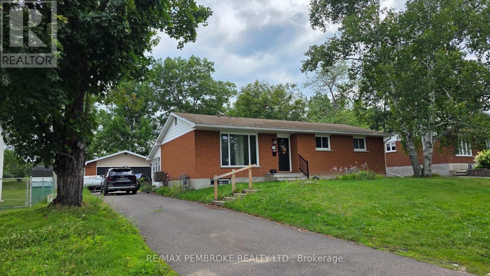4 Bed, 2 Bath House for Rent in Petawawa – 32 PARK DRIVE, Petawawa – MLS# X13632652 - Image 1