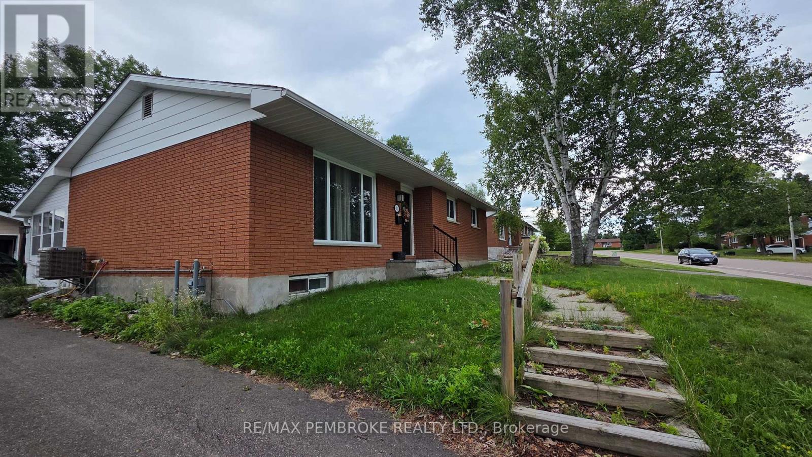 4 Bed, 2 Bath House for Rent in Petawawa – 32 PARK DRIVE, Petawawa – MLS# X13632652 - Image 2