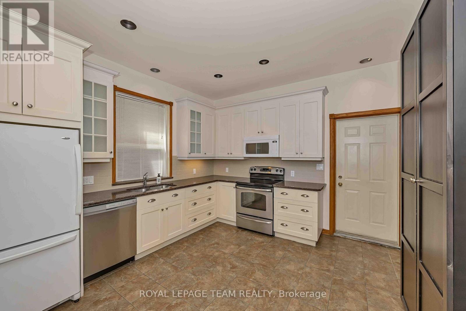 4 Bed, 2 Bath House for Sale in Ottawa – 539 GILMOUR STREET, Ottawa – MLS# X13632698 - Image 11