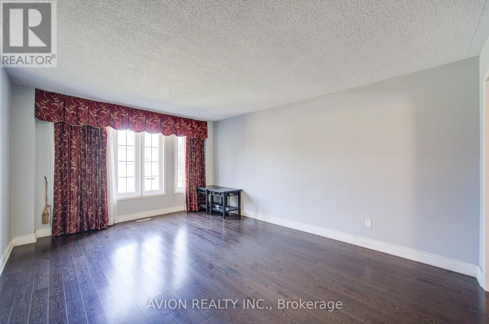 29 CHARRINGTON CRESCENT - 5