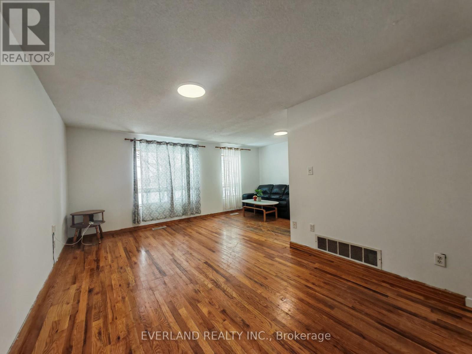 18 CAMBERLEY COURT - 4