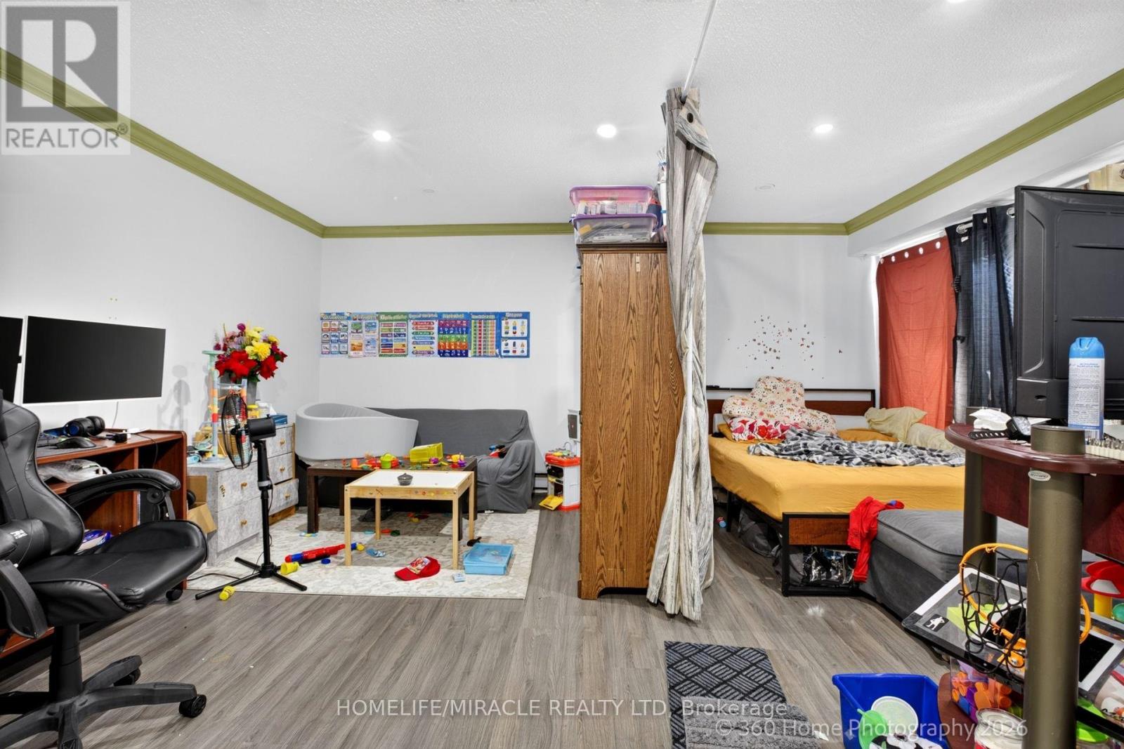 #165 74 SPRINGFAIR AVENUE - 17