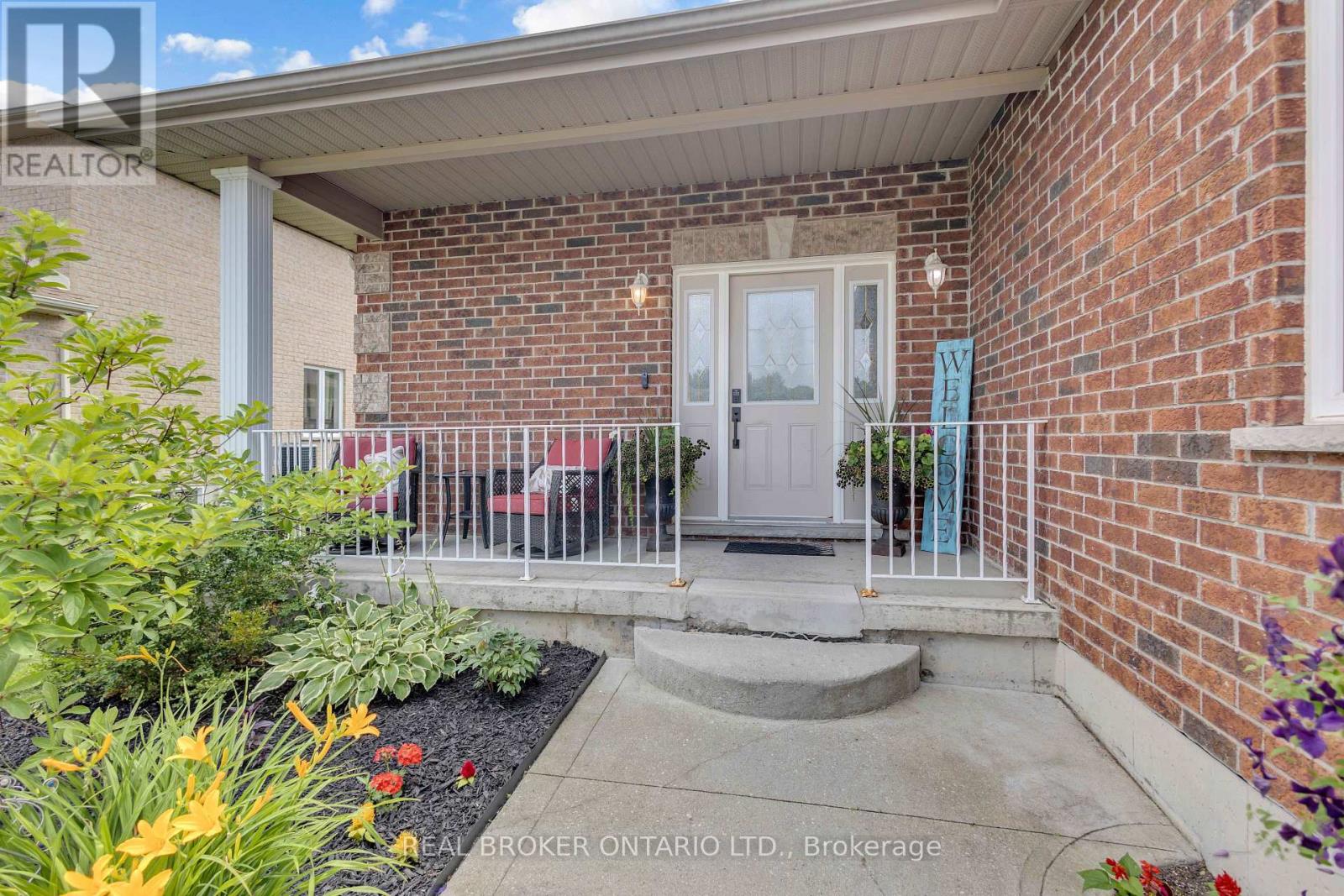 41 HARMER CRESCENT - 2