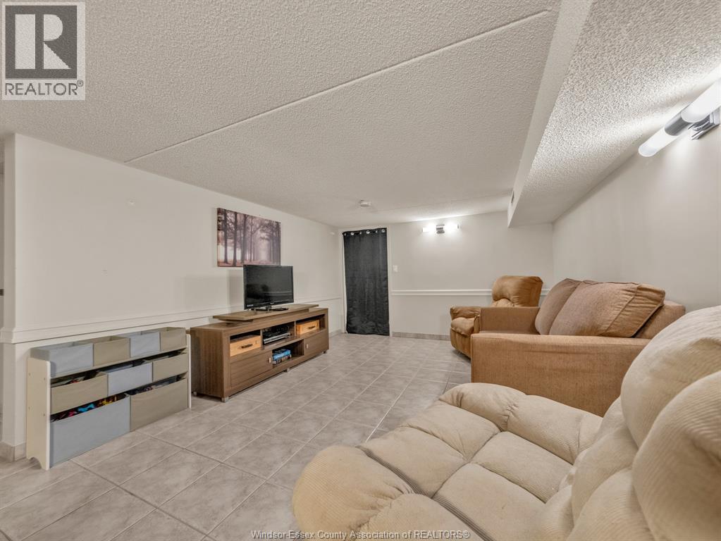 #18 345 Robson ROAD - 23