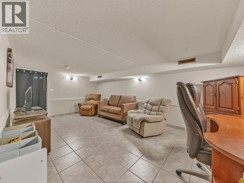 #18 345 Robson ROAD - 24