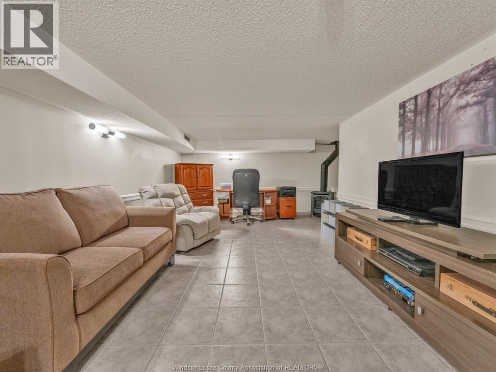 #18 345 Robson ROAD - 25