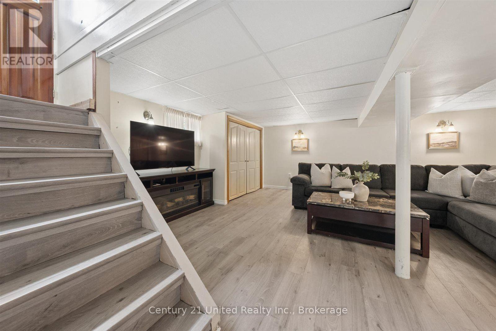 72 KENT STREET - 27