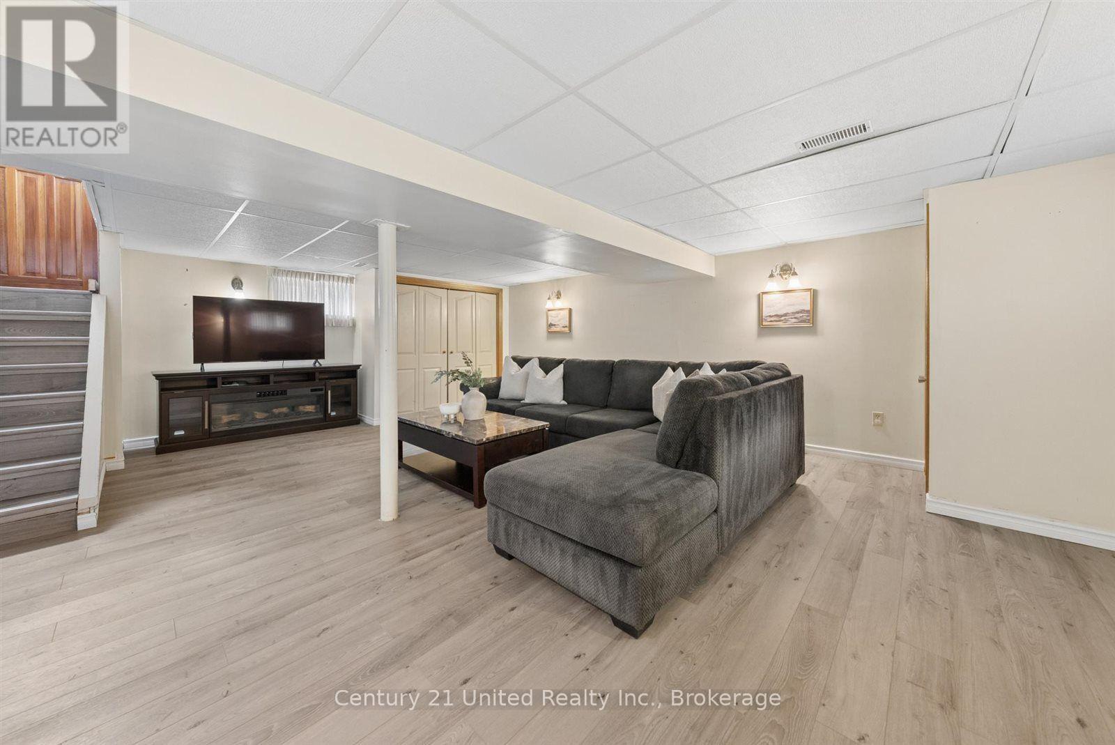 72 KENT STREET - Image 29