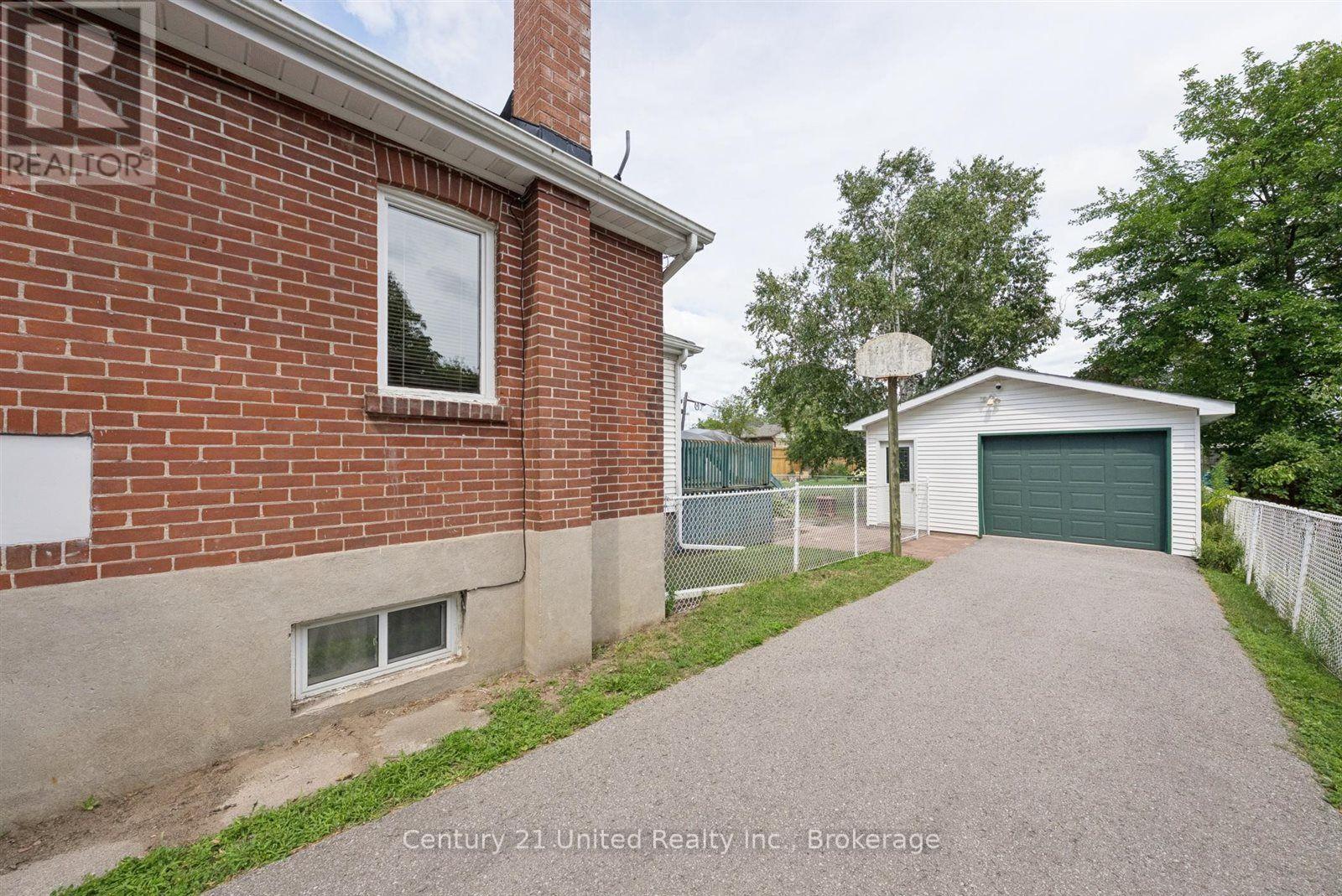 72 KENT STREET - 37