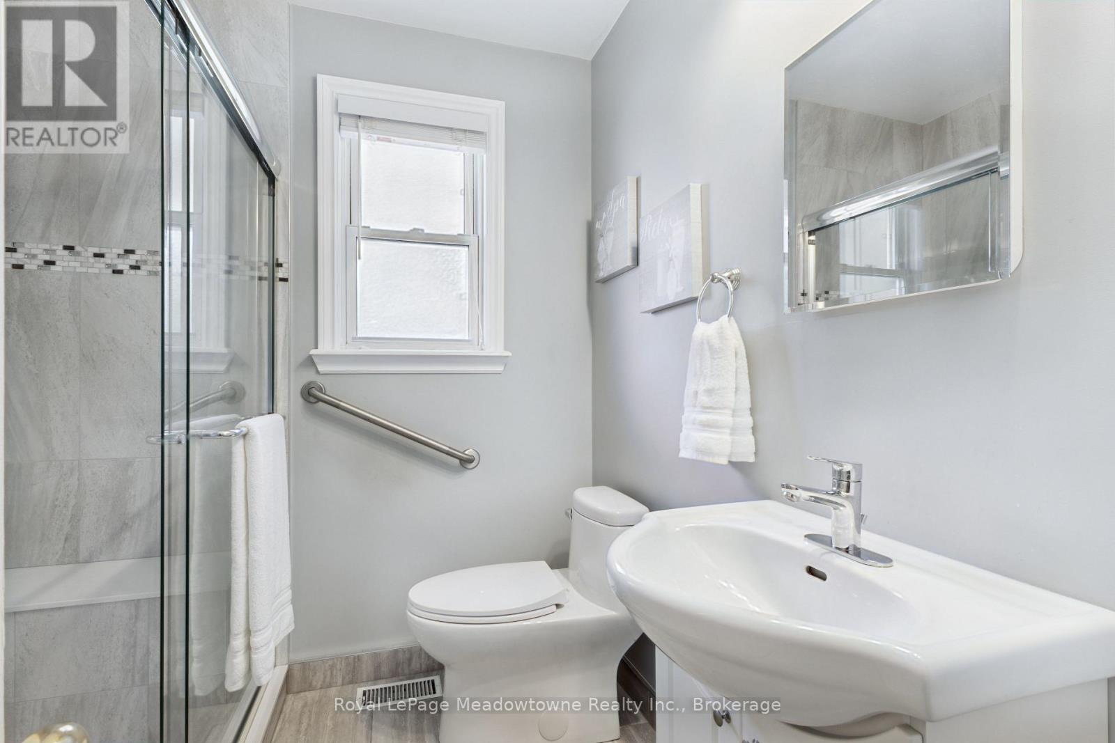 228 BELL STREET - 15