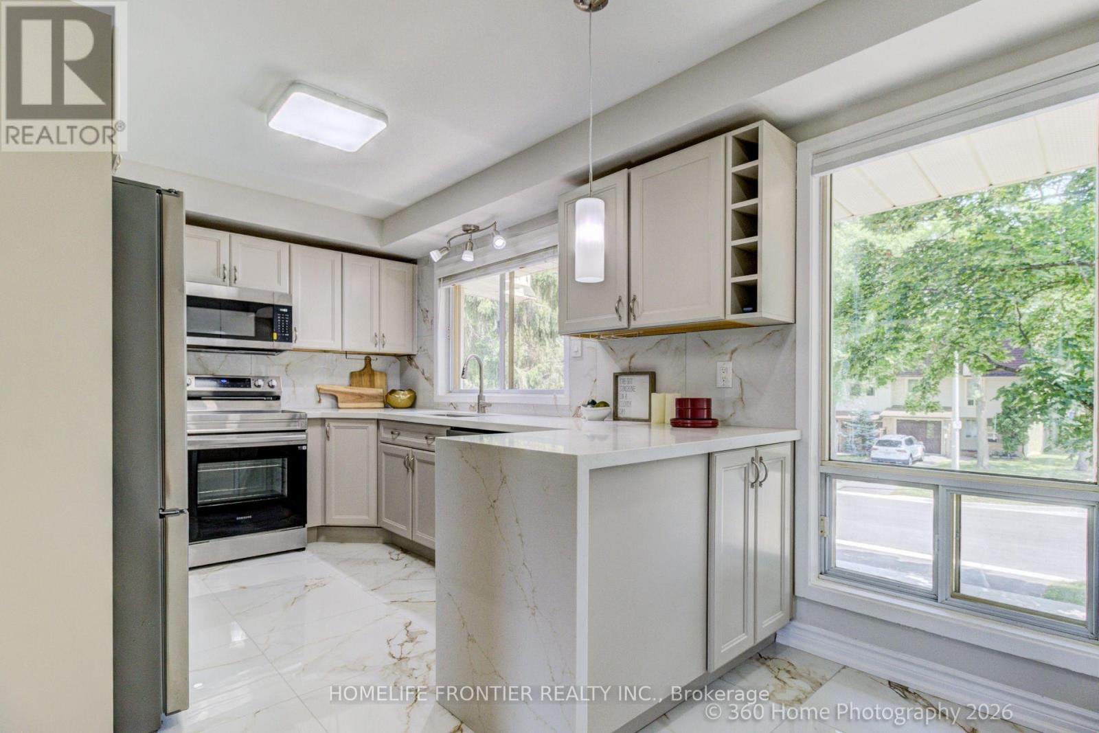 Photo of 92 POPLAR CRESCENT W
