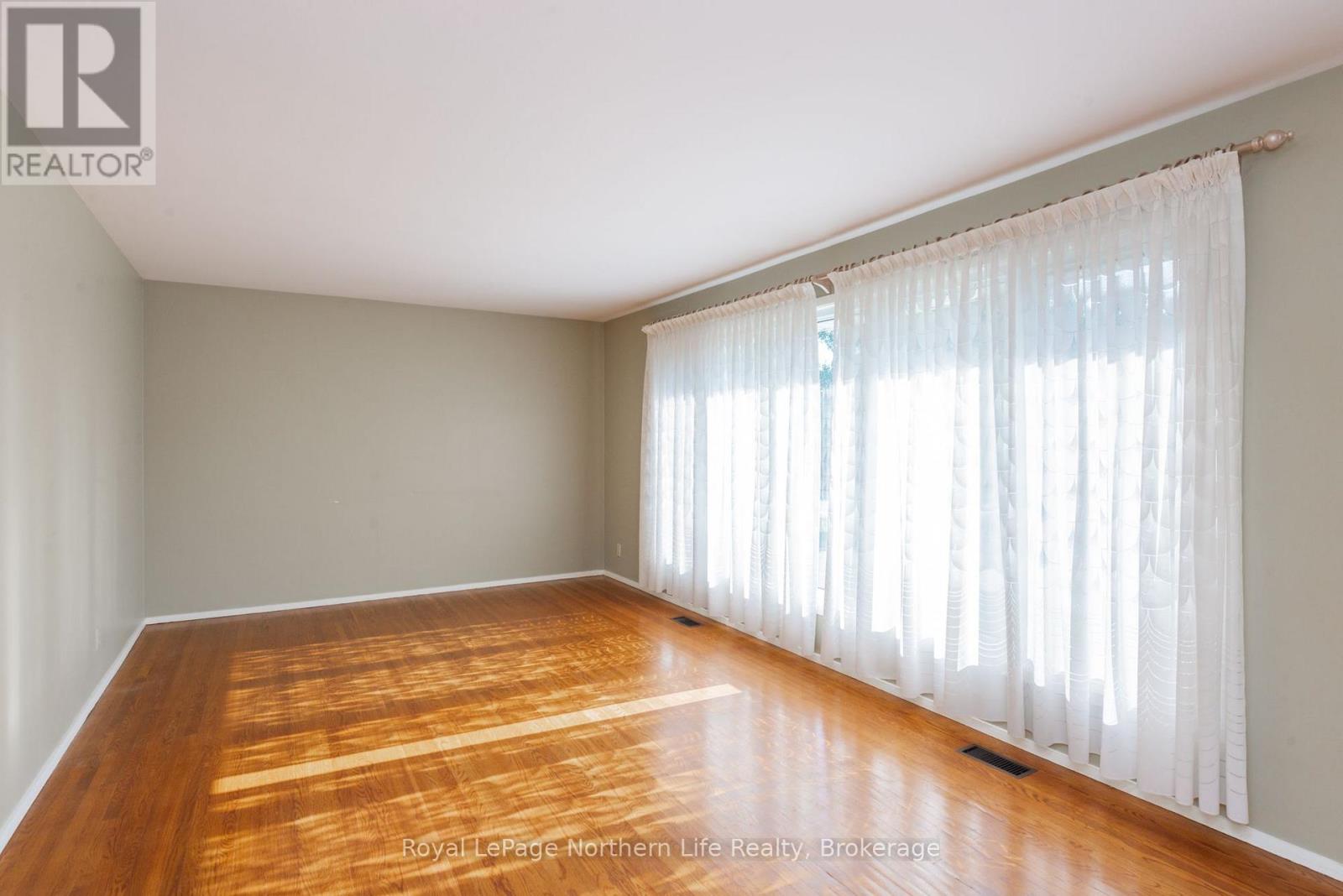1319 CLARENCE STREET - Image 17