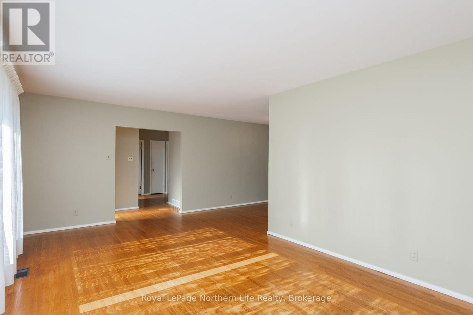 1319 CLARENCE STREET - Image 19