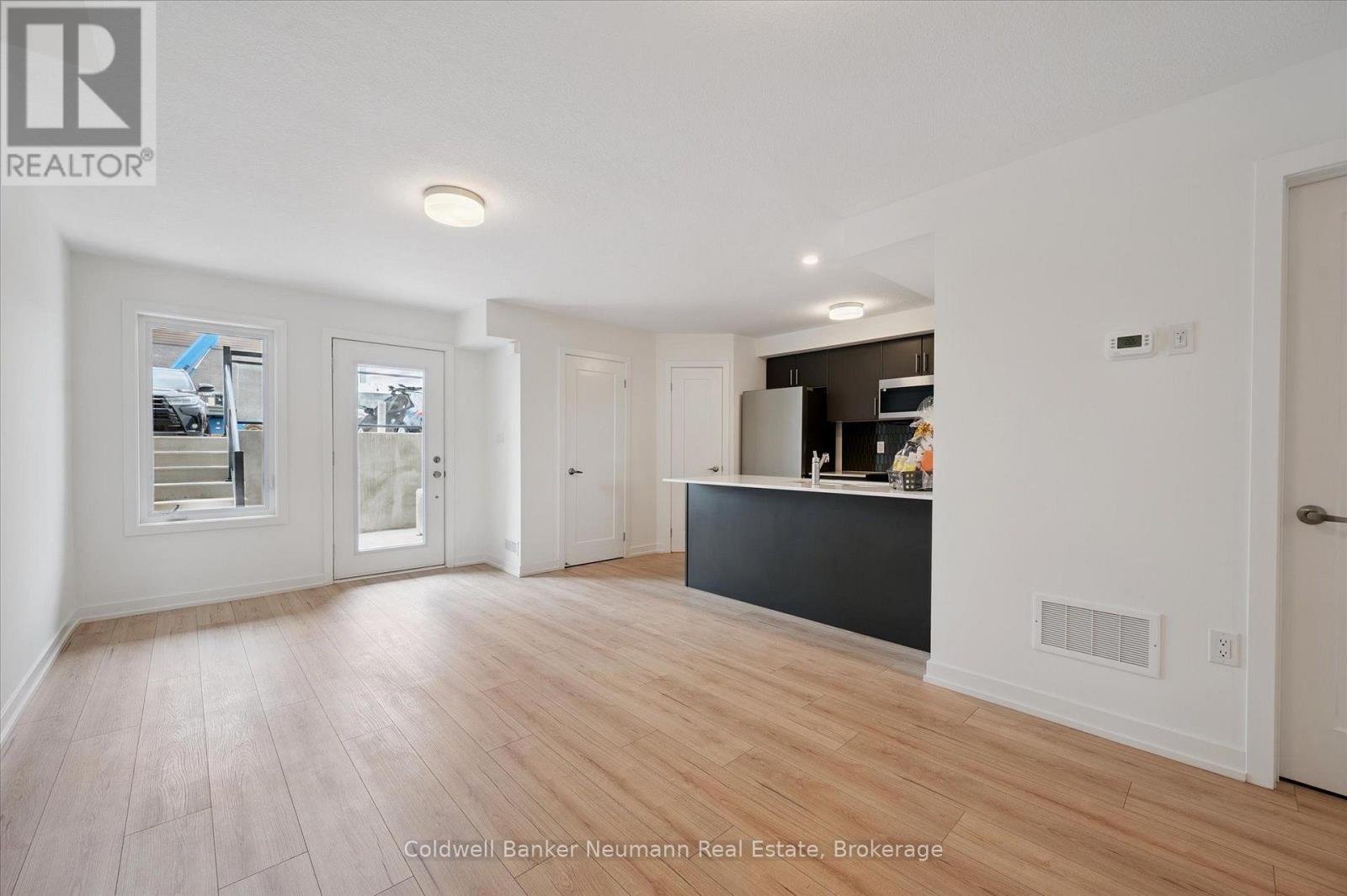 #25 940 ST DAVID STREET N - 2