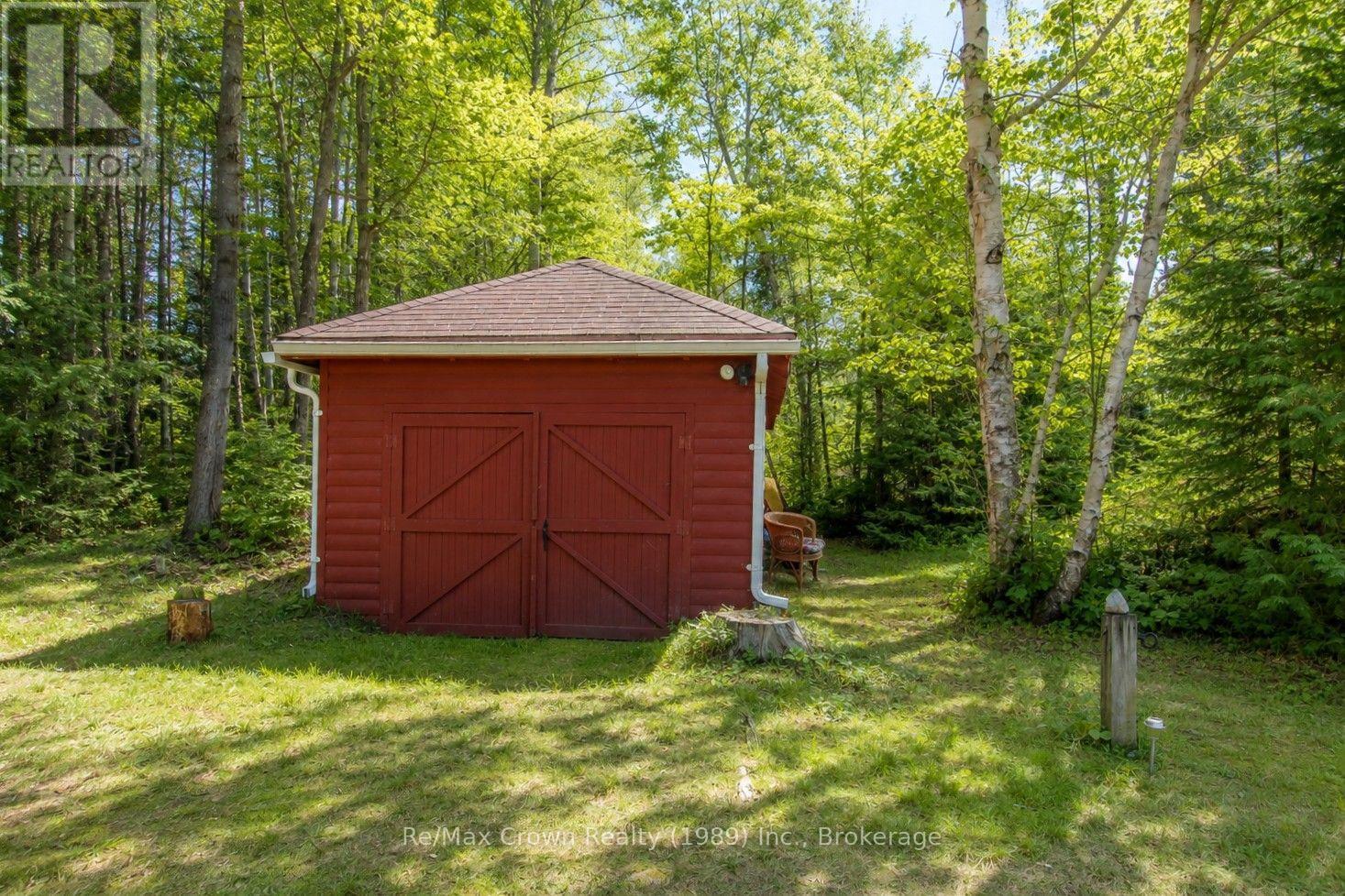 32 ARNOLD DRIVE - 31