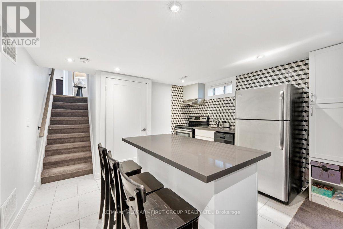 721 LEASIDE STREET - Image 33