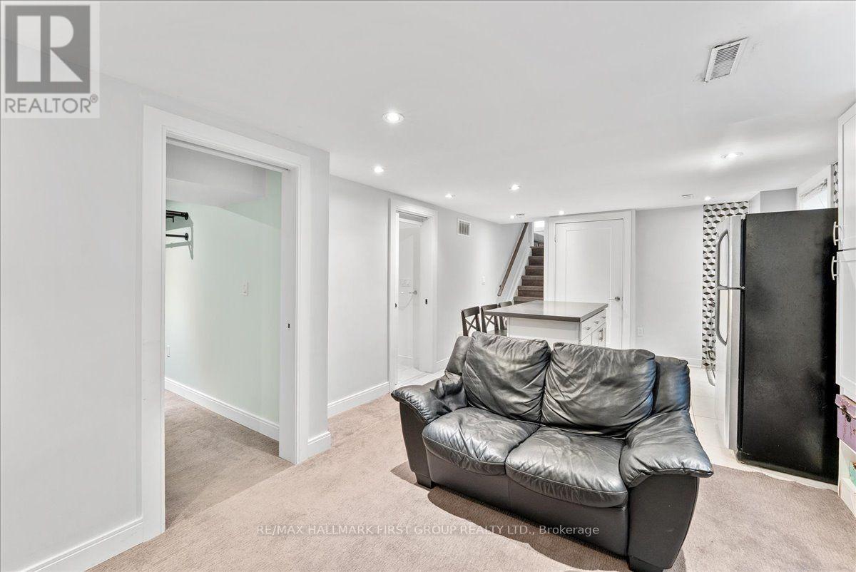721 LEASIDE STREET - Image 36