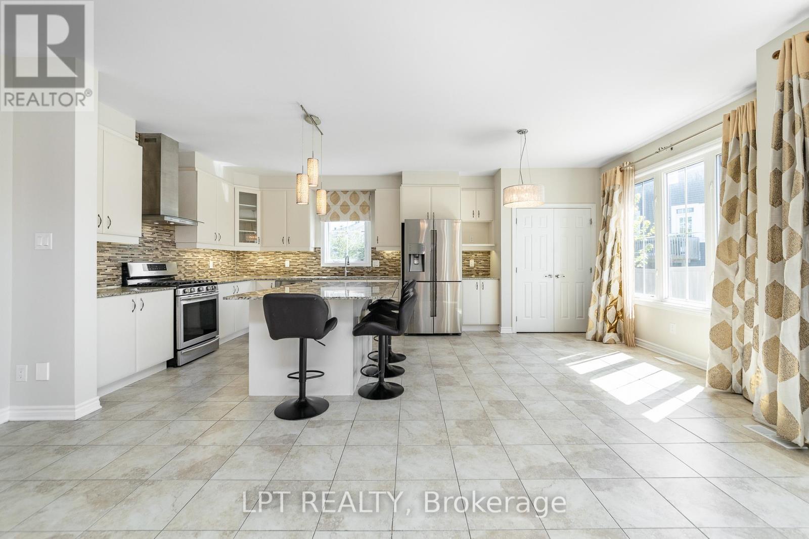 67 BRISTLING CRESCENT - 13
