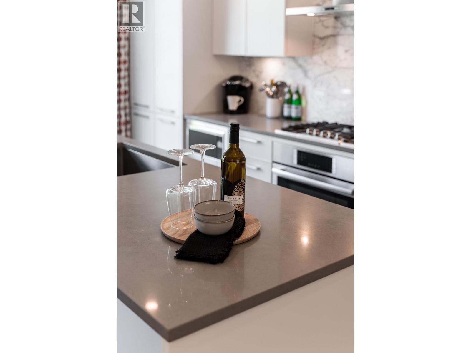 204 1055 RIDGEWOOD DRIVE, North Vancouver