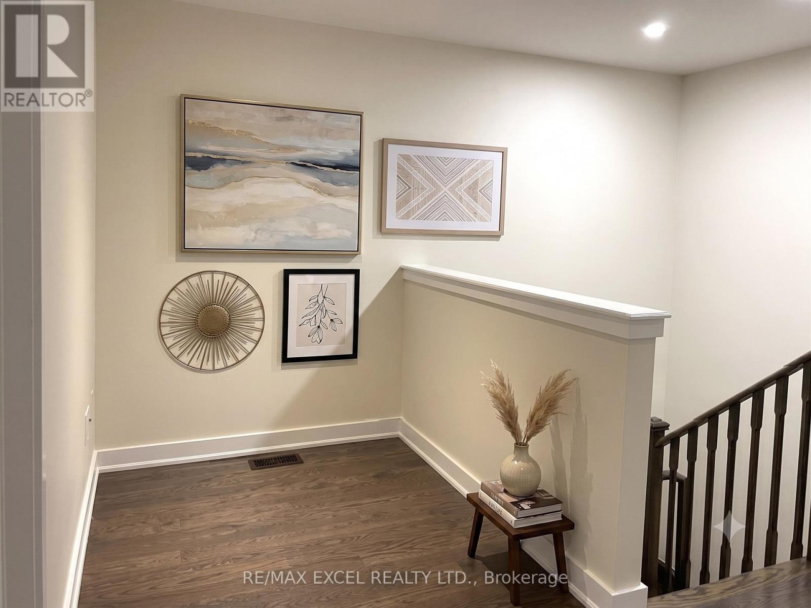 8 HELLIWELL CRESCENT - 8
