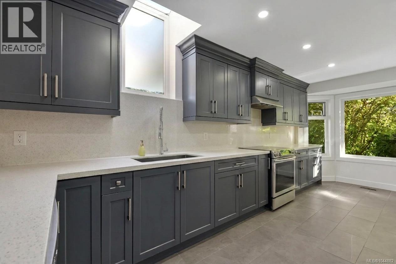 109 2829 Arbutus Road, Saanich