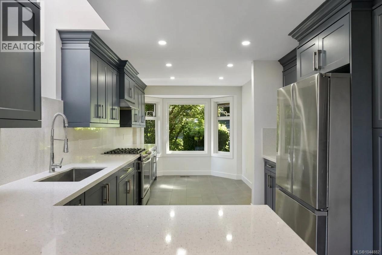 109 2829 Arbutus Road, Saanich