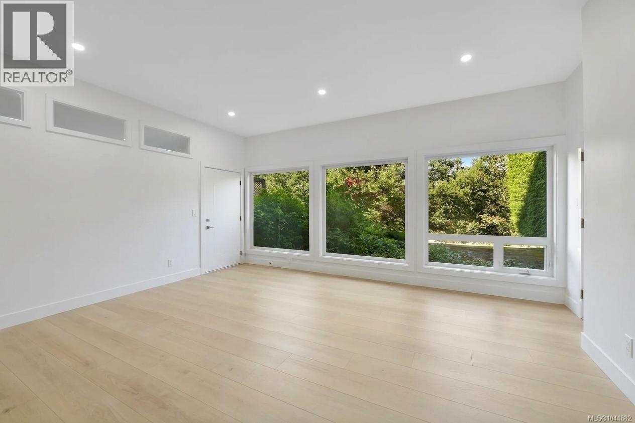 109 2829 Arbutus Road, Saanich