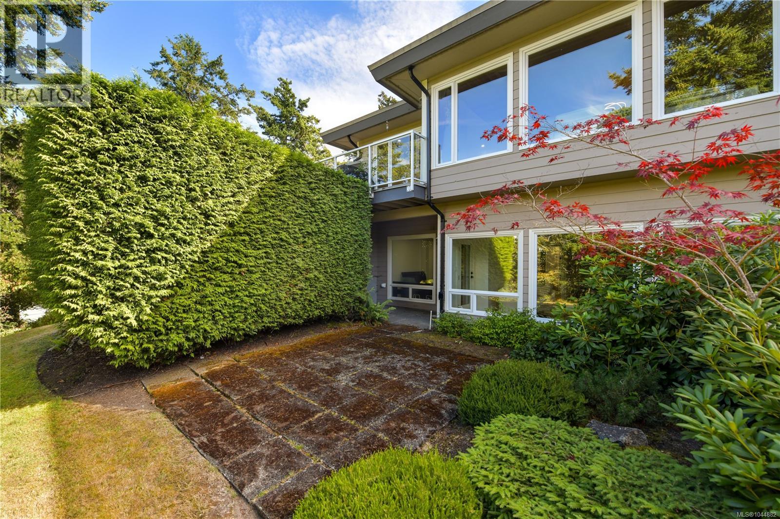 109 2829 Arbutus Road, Saanich