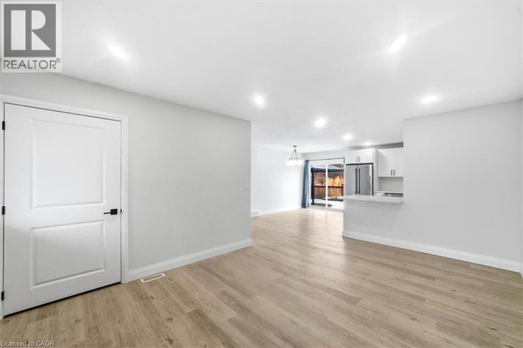 12 MAIN Street W - 6