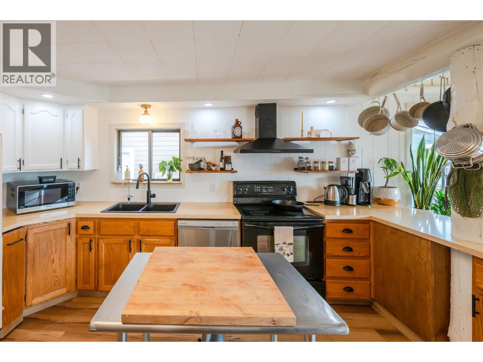 538 Lakeview Place, Oliver
