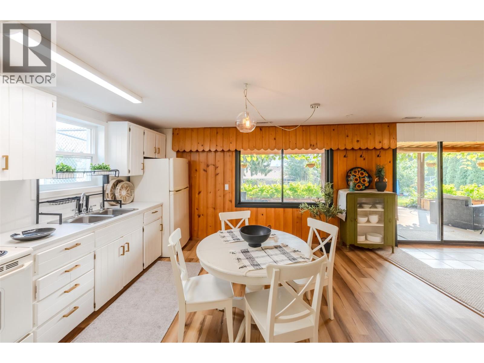 538 Lakeview Place, Oliver