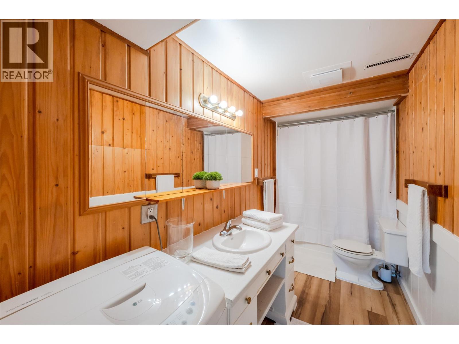 538 Lakeview Place, Oliver