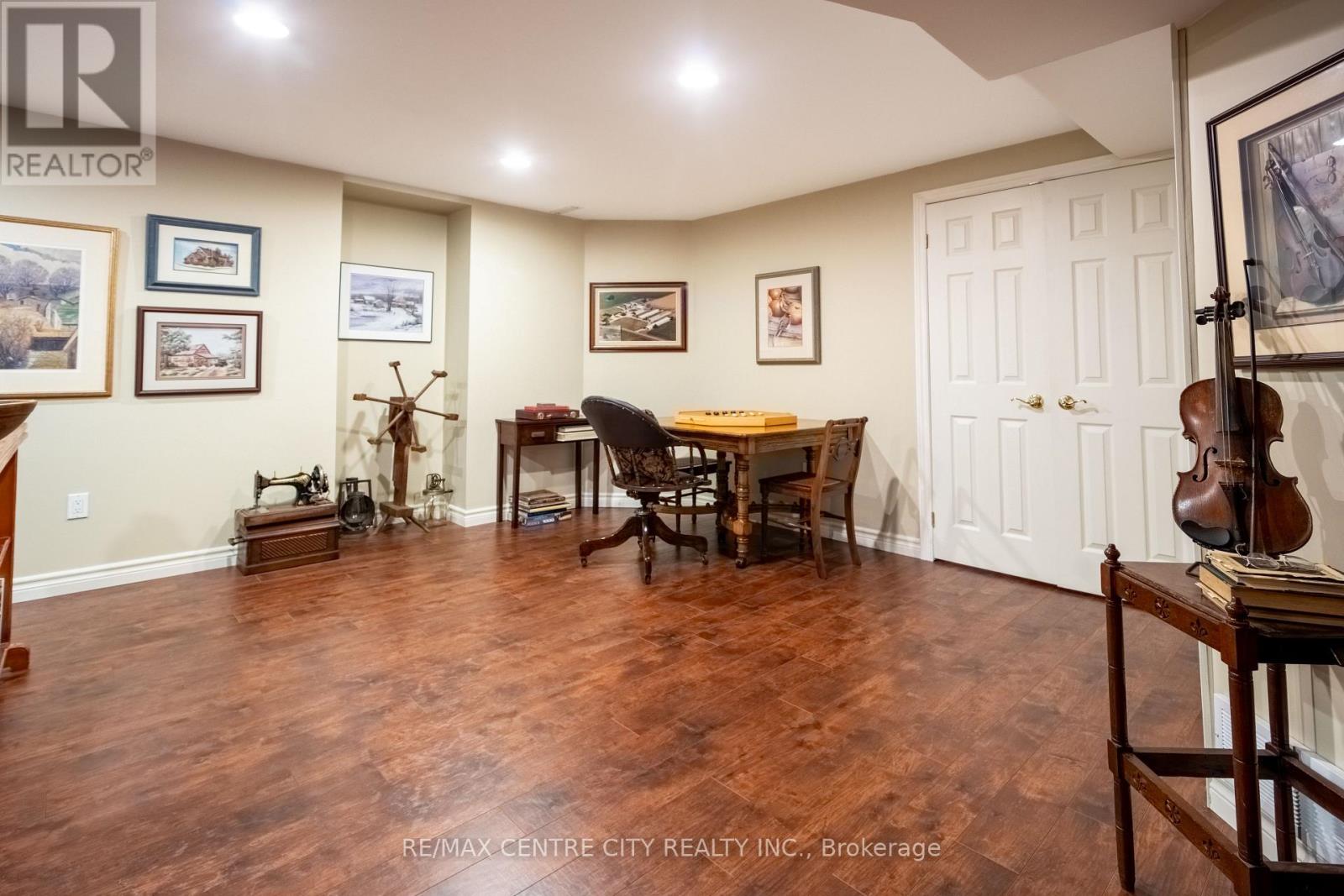 61 ABERDEEN DRIVE - 34