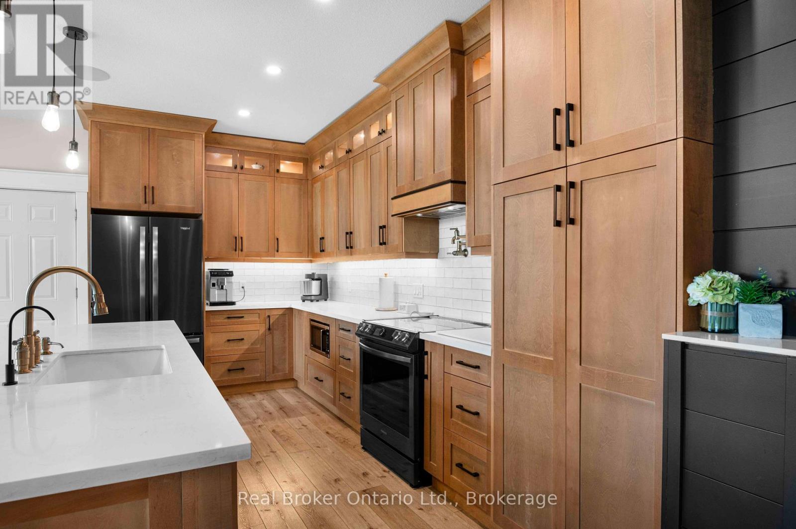 156 PINE VIEW DRIVE - Image 9
