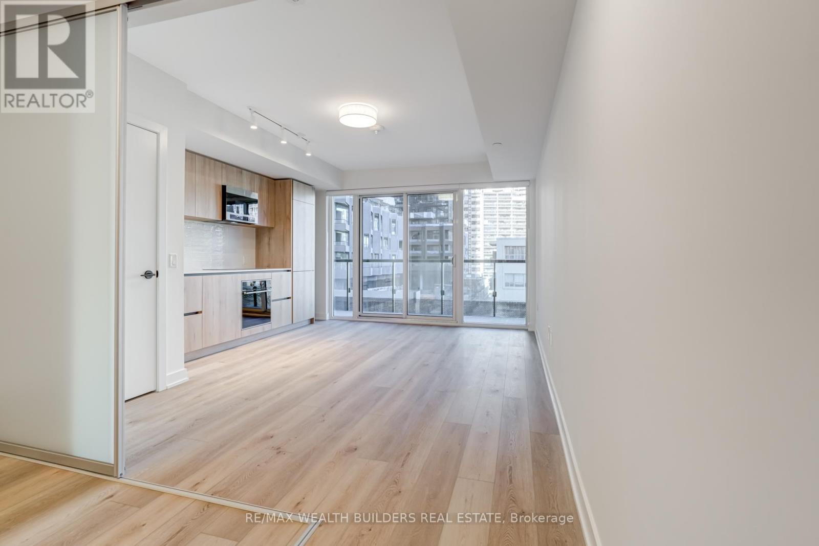 310 - 117 BROADWAY AVENUE