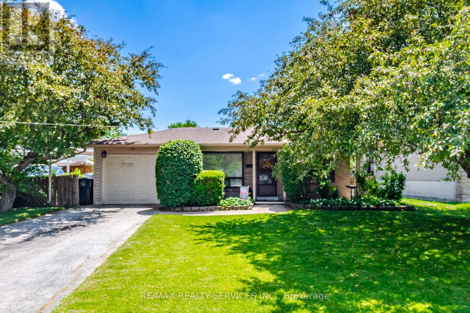 15 FERNDALE CRESCENT - 2