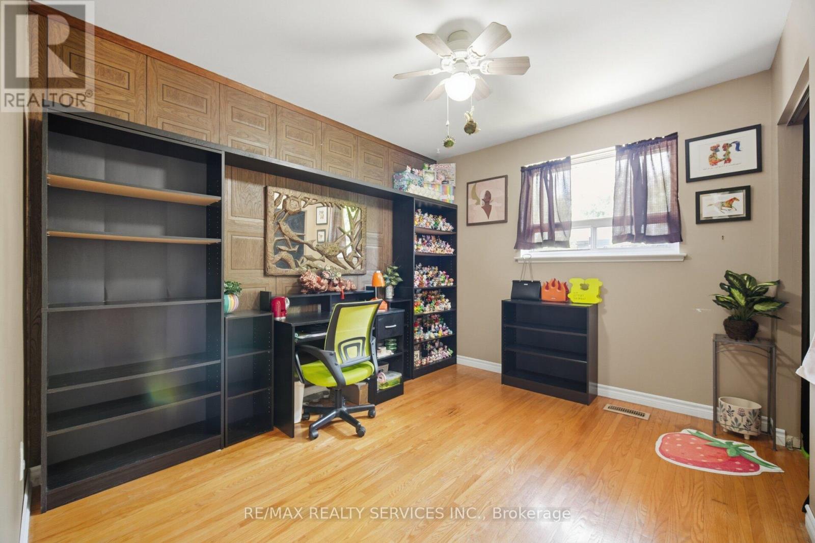 15 FERNDALE CRESCENT - 23