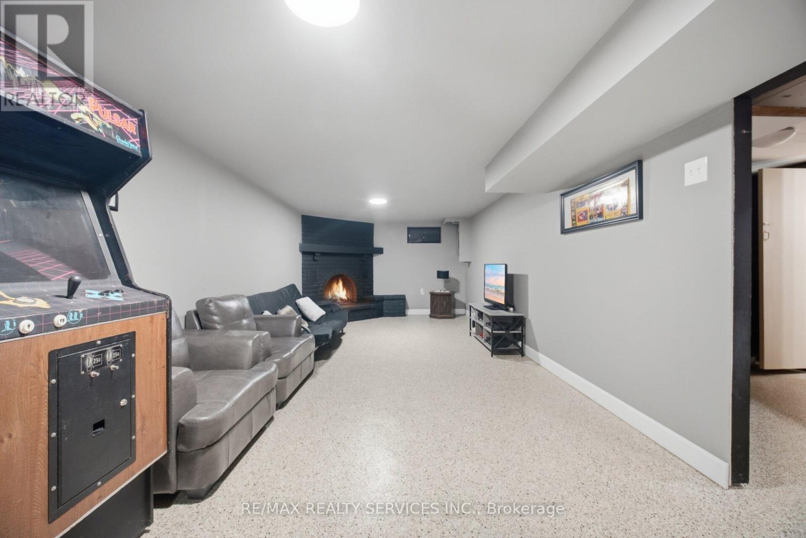 15 FERNDALE CRESCENT - 28