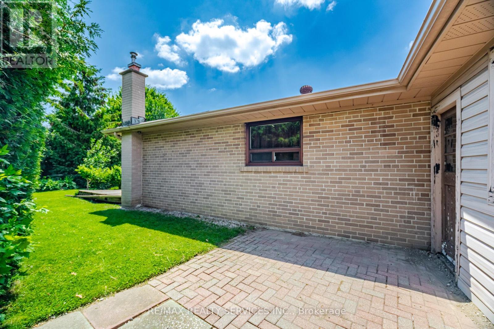 15 FERNDALE CRESCENT - 34