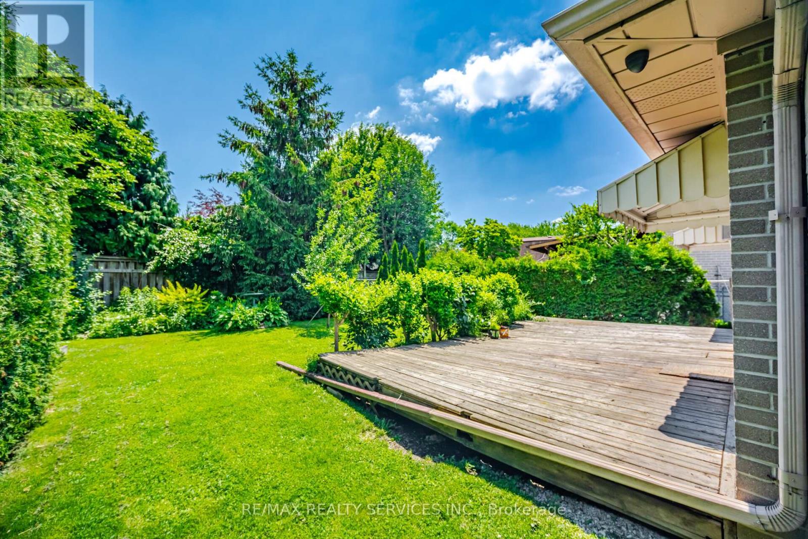 15 FERNDALE CRESCENT - 37