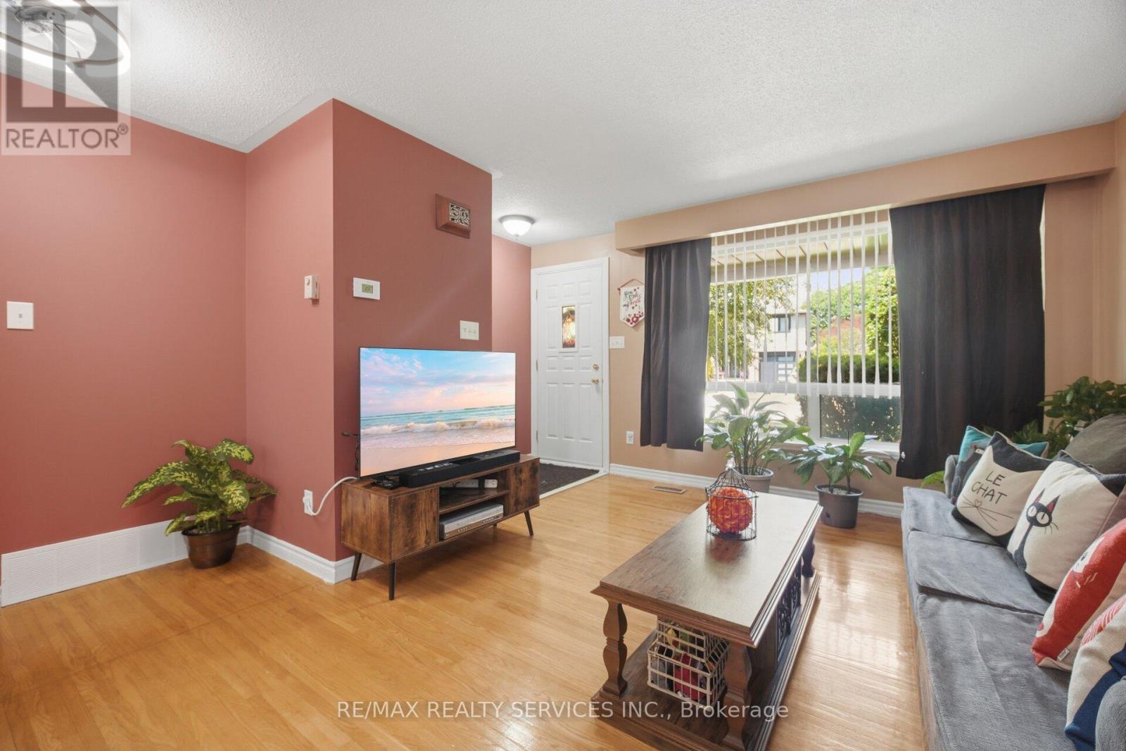15 FERNDALE CRESCENT - 8